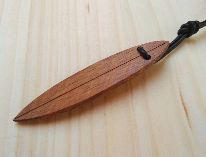Schmale Surfbrett Kette, Liebevoll Handgefertigt Aus Holz Schmale Surfbrett Kette, Liebevoll Handgefertigt Aus Holz von sumadesignshop