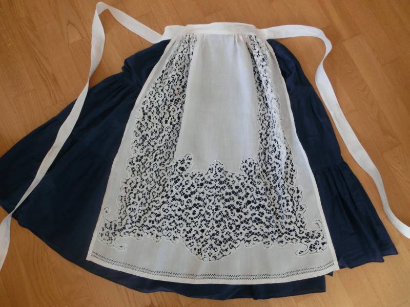 Dirndlschürze, Altes Leinen Weiß, Wundervolle Klöppelspitze, Etwa 70 Jahre Alt, Sehr Gut Erhaltenes Zubehör Zum Trachtenkleid/Trachtenrock von sumergosum