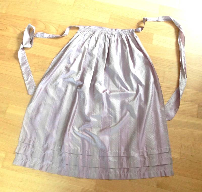 Dirndlschürze, Seidenschürze Aus Den Siebzigern, Gut Erhaltenes Zubehör Zum Trachtenkleid/ Trachtenrock, Lilafarben, in Sich Gemustert von sumergosum