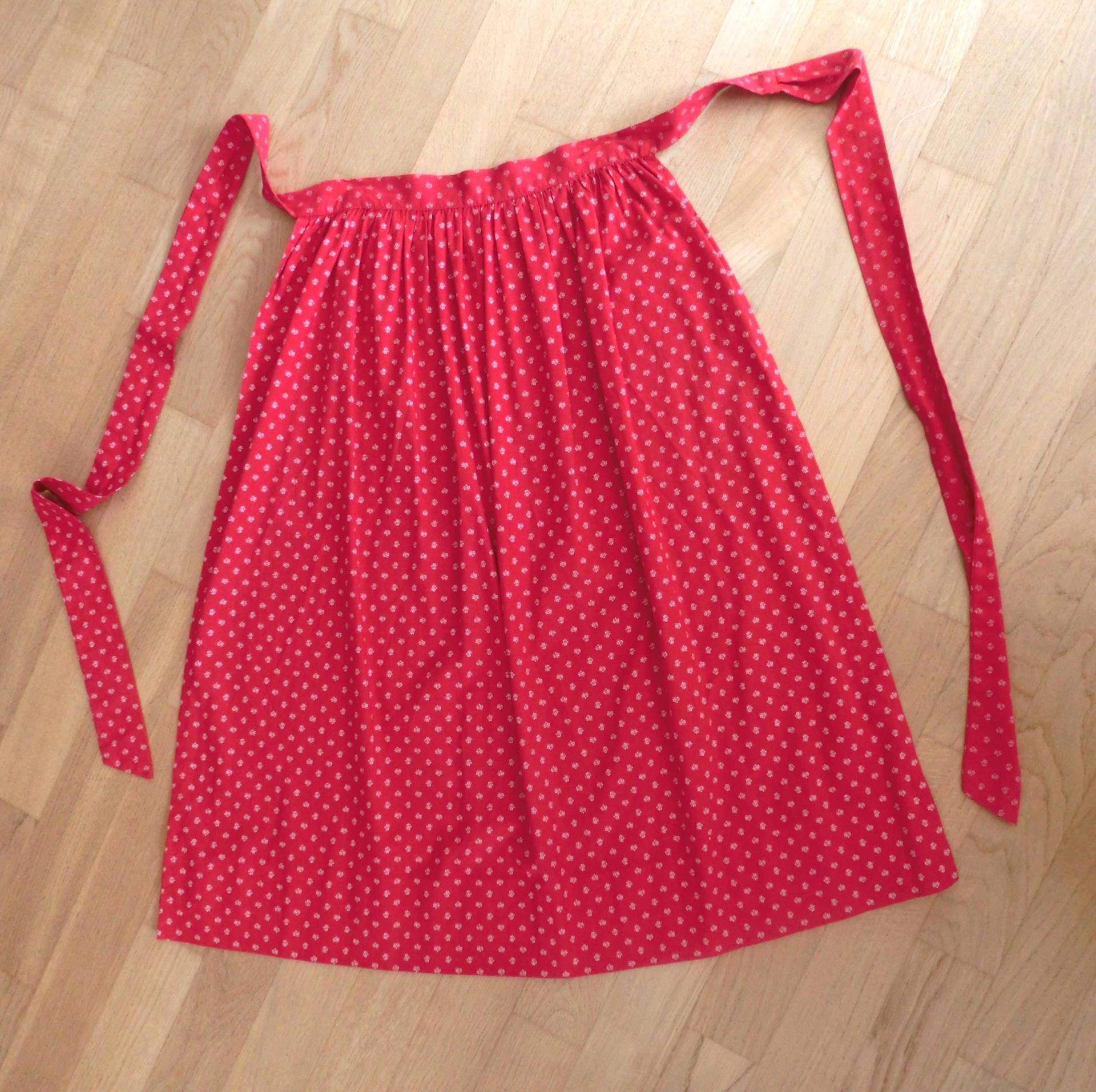 Dirndlschürze Rot, Weiße Streublümchen, Alte Baumwollschürze, Breiter Saum, Von Hand Umgenäht, Bindebänder, 82 cm Lang von sumergosum