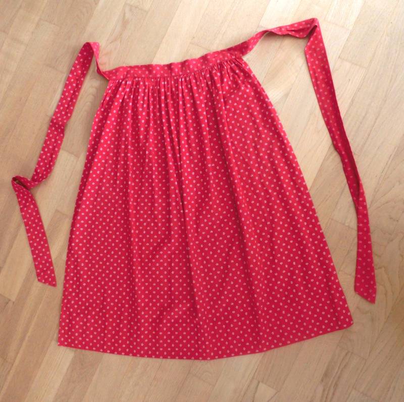 Dirndlschürze Rot, Weiße Streublümchen, Alte Baumwollschürze, Breiter Saum, Von Hand Umgenäht, Bindebänder, 82 cm Lang von sumergosum