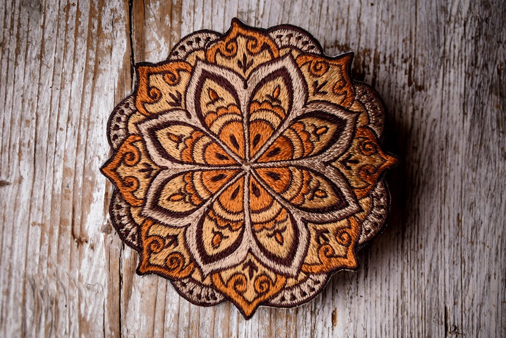 Blumen Mandala Aufnäher, Blüten Stickerei, Pin, Flower Stitchery, Mandala, Handmade With Love, 13, 5 cm von sunayaCreation