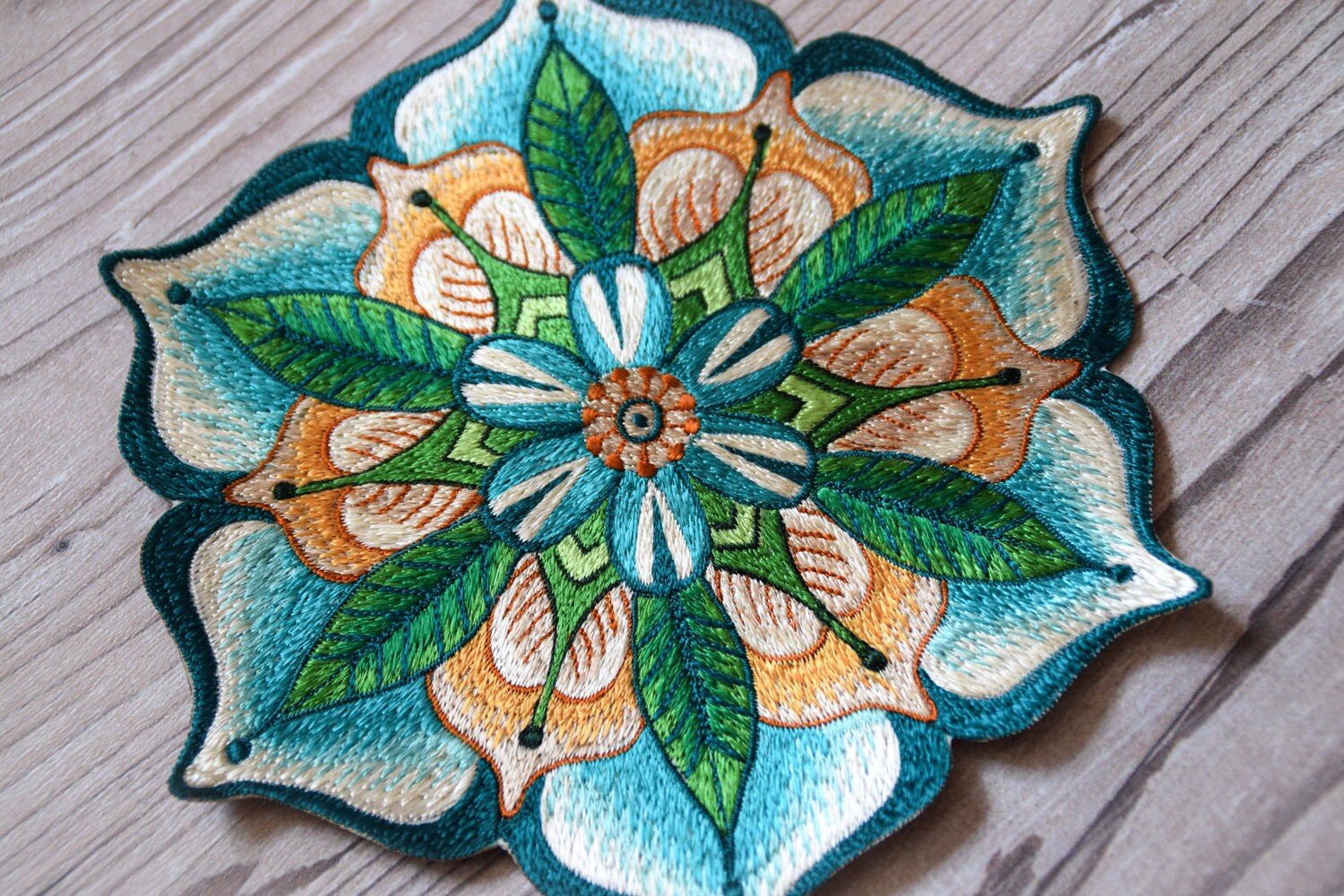 Blumen Mandala Aufnäher, Stickerei, Pin, Flower Stitchery, Blüten Blätter Mandala, Handmade With Love, 19 cm von sunayaCreation