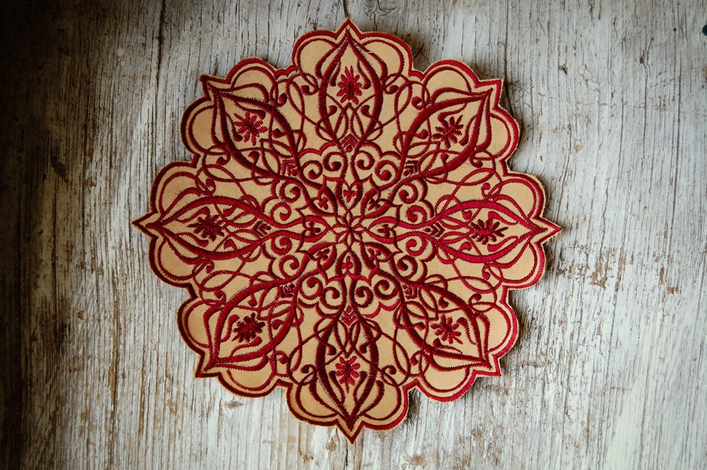 Mandala Patch, Feminine Flower Embroidery, Der Weiblichkeit Aufnäher, Stickkunst, Stickerei, Handgeführt Ohne Computer, 20cm von sunayaCreation