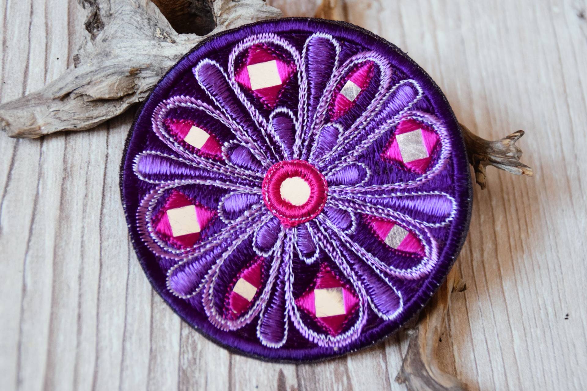 Spiegel Mandala Aufnäher, Blumen Handgemachte Stickerei, Stitchery, Mandala, Handmade With Love, 9 cm von sunayaCreation
