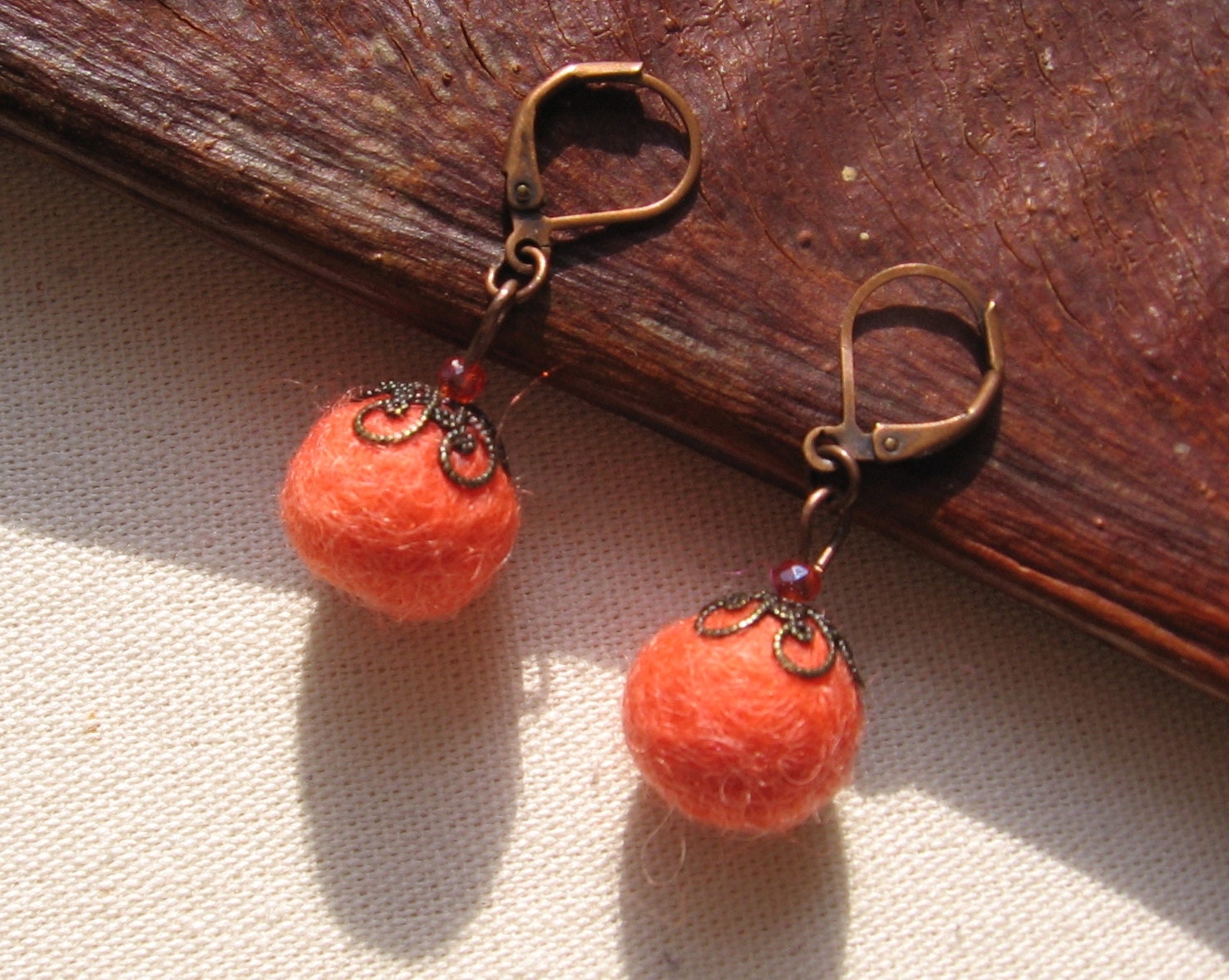 Hängeohrringe Kupferfarbig Mit Glasperle Und 1cm Wollfilzkugel " Coral Hängeohrringe Kupferfarbig Mit Glasperle Und 1cm Wollfilzkugel " Coral von sunflowerDE