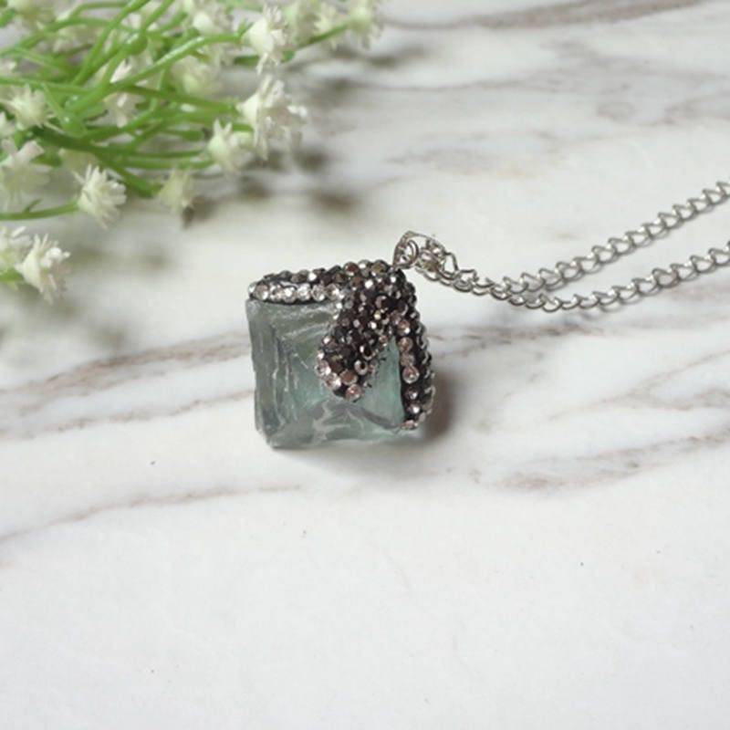 Druzy Grüner Löffel Kristall Rohedelstein Silber Überzogene Anhänger Halskette 1154 von sunnylianghandmade