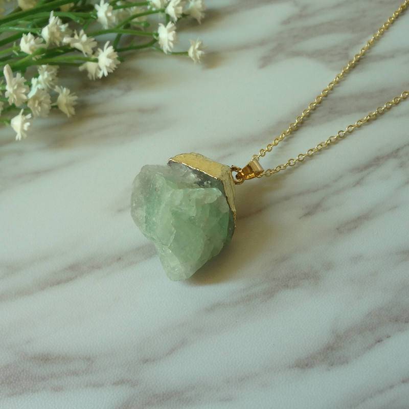 Unregelmäßige Grüne Fluorit Rohedelstein Anhänger Halskette 1292 von sunnylianghandmade