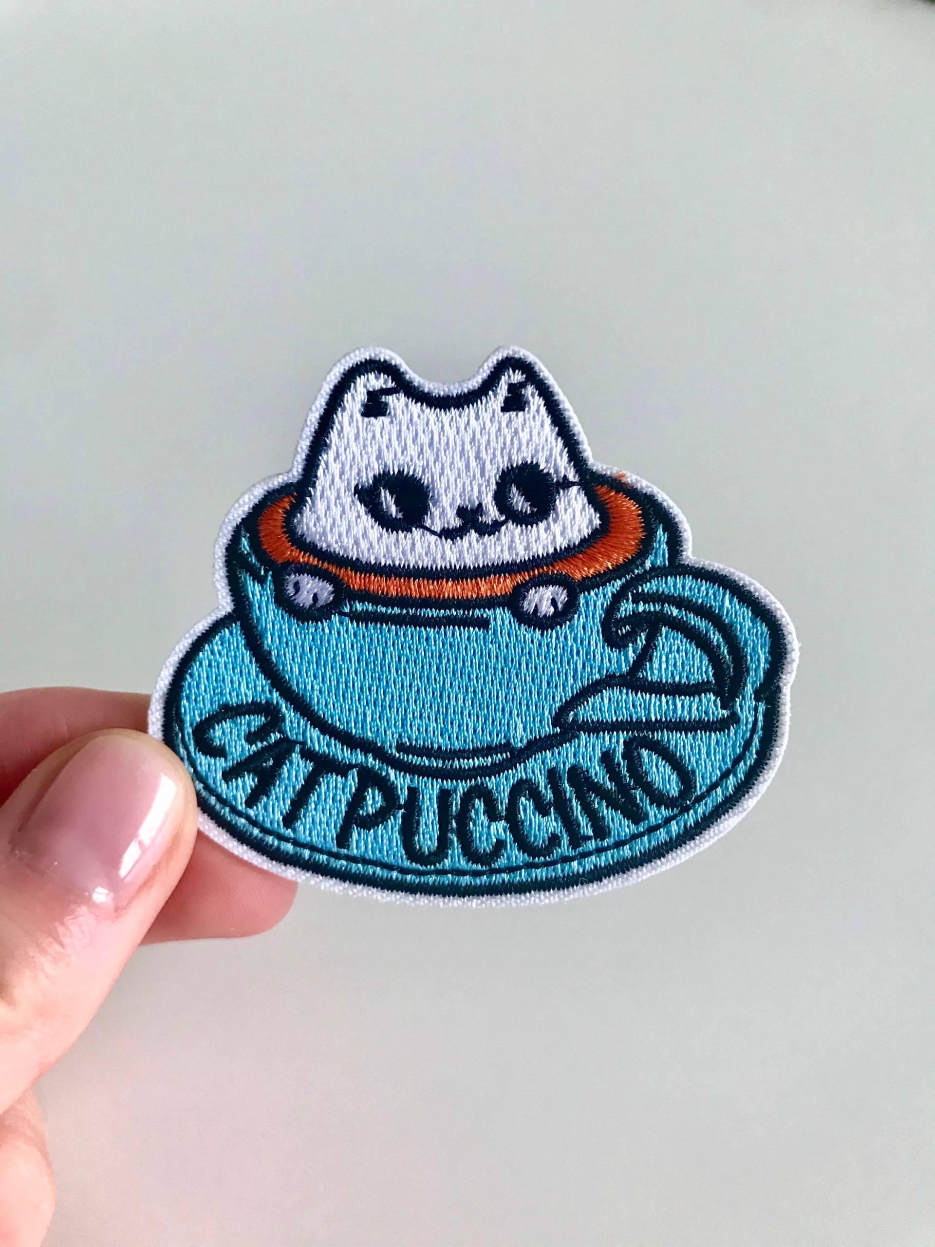 Ein „Catpuccino" ~Funny Cat Patch | Kaffee-Abzeichen Niedlicher Aufnäher Lustiges Abzeichen Zum Aufbügeln Stickerei-Patch Blau Und Orange von suppliesbythesea