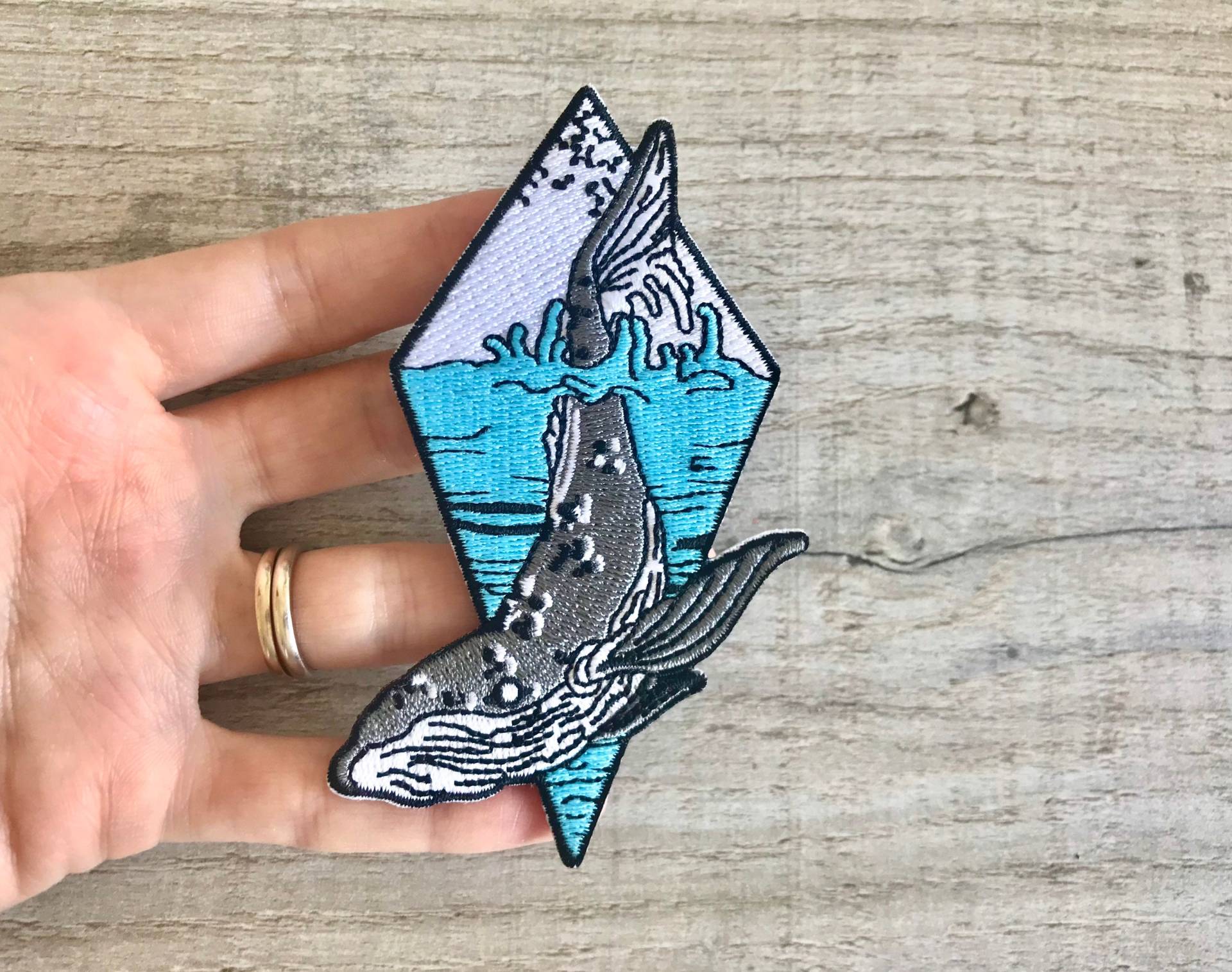 Tauchender Wal Im Ozean. Ein Patch Zum Aufbügeln. Hippy Aufnäher. Tier Diamant Form. Vegan von suppliesbythesea