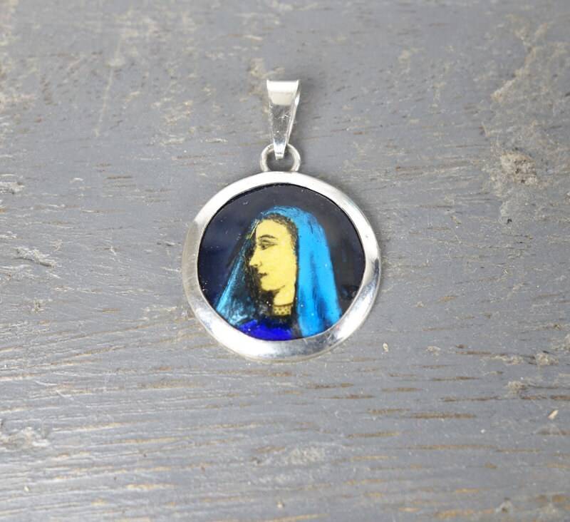 Religiöse Anhänger, Medaille, Heilige Jungfrau, Emailliertes Kupfer, Silber, Ca 1950 Religiöse Anhänger, Medaille, Heilige Jungfrau, Emailliertes Kupfer, Silber, Ca 1950 von surdesailes