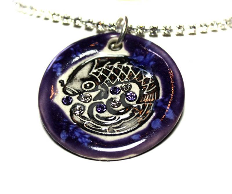 Koi Fish Sparkle Surly Halskette Mit Swarovski Kristallen in Lila von surly