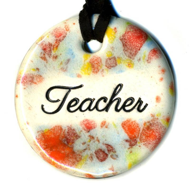 Lehrer Eine Keramik-Halskette in Regenbogensprenkel von surly