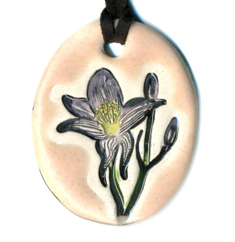 Lilie Keramik Halskette in Blassrosa von surly