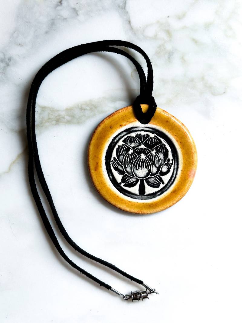 Lotus Blume Keramik Halskette in Braun von surly