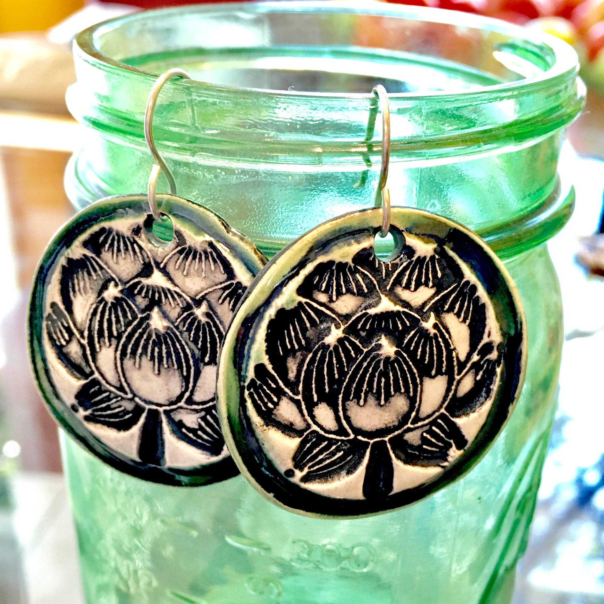 Lotus Flower Keramik Ohrringe in Grün von surly