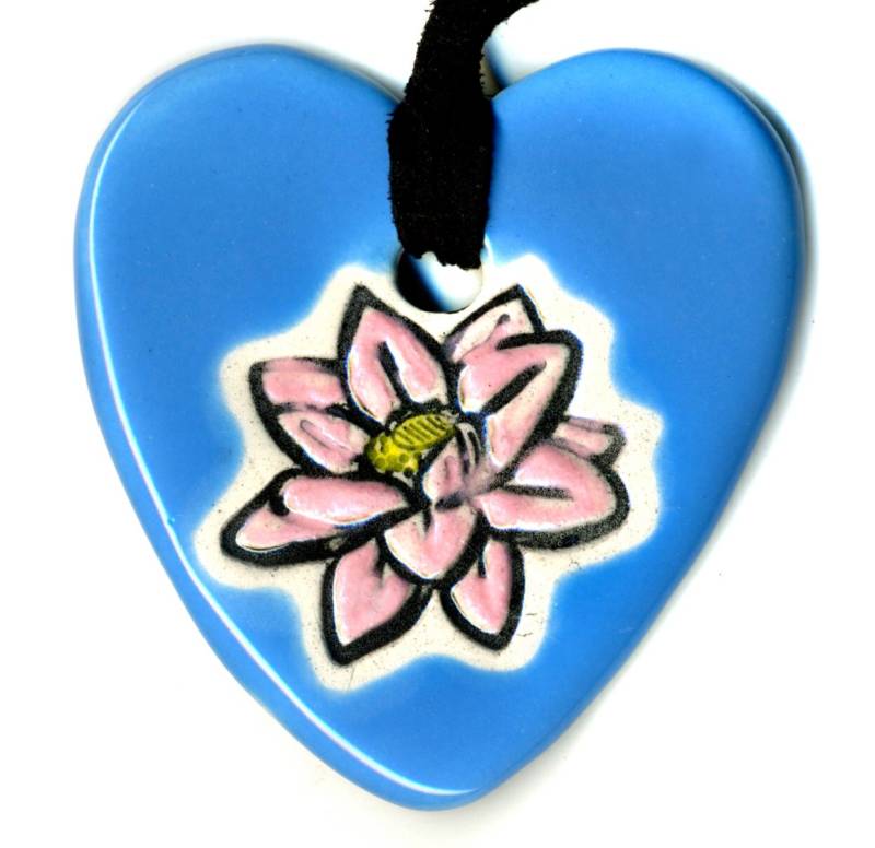 Lotus Blumen-Herz Keramik Halskette in Leuchtendem Blau von surly