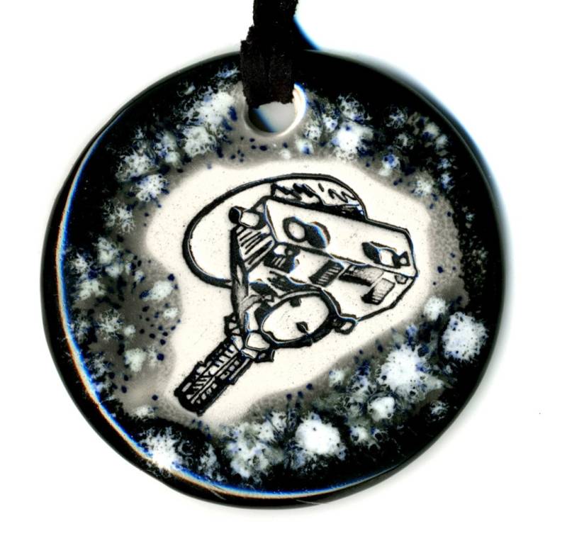 New Horizons Raumschiff Keramik Halskette in Schwarz Und Grau von surly