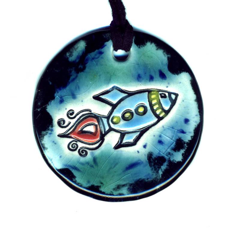 Rakete Keramik Halskette in Blau von surly