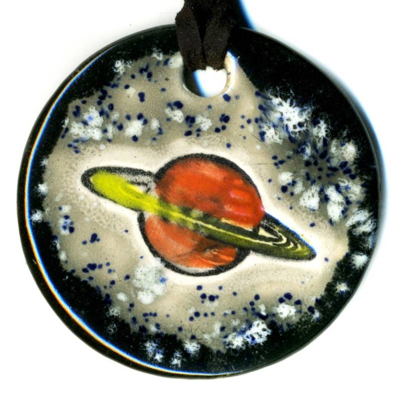 Ringed Planet Keramik Halskette in Schwarz Und Grau von surly