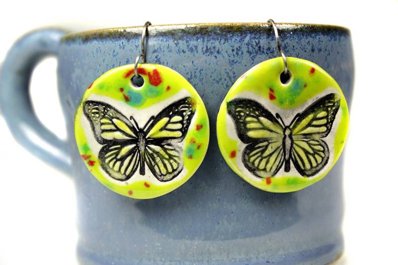 Schmetterling Ohrringe in Grün Und Rot Gesprenkelt von surly