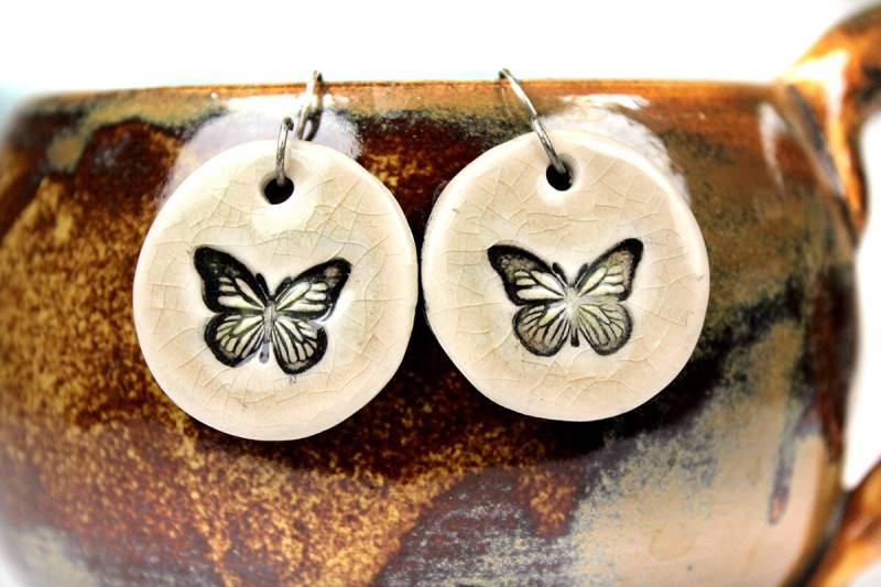 Schmetterling Ohrringe in Tan von surly