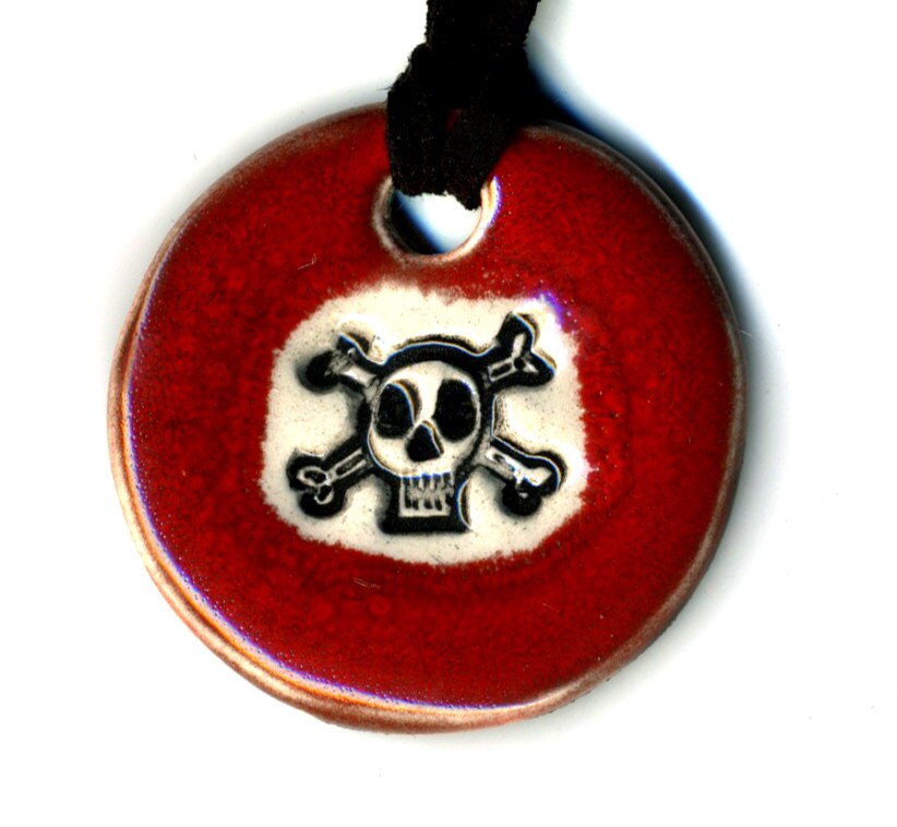 Totenkopf Und Kreuzknochen Keramik Halskette in Rot von surly