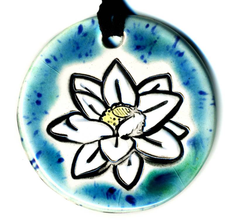 Weiße Lotus Blume Keramik Halskette in Blau Grün von surly