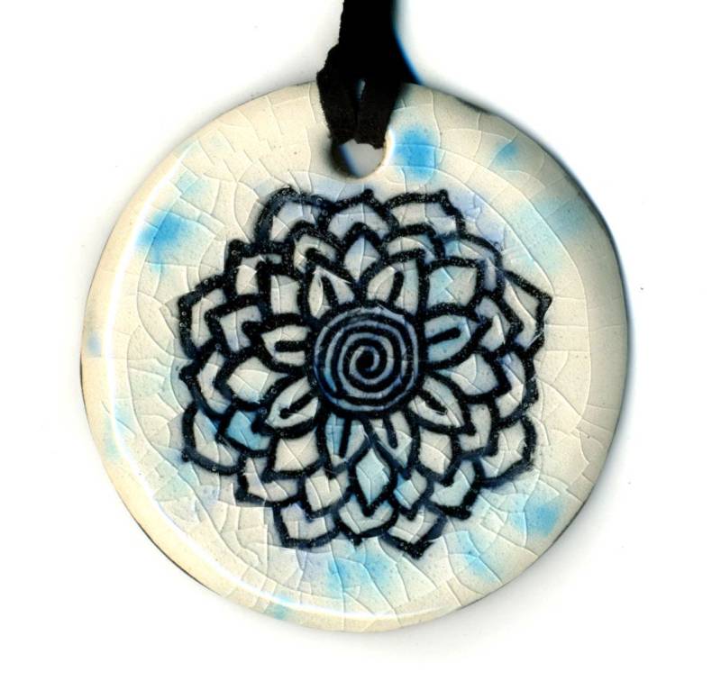 strahlende Blume Keramik Halskette in Blau von surly