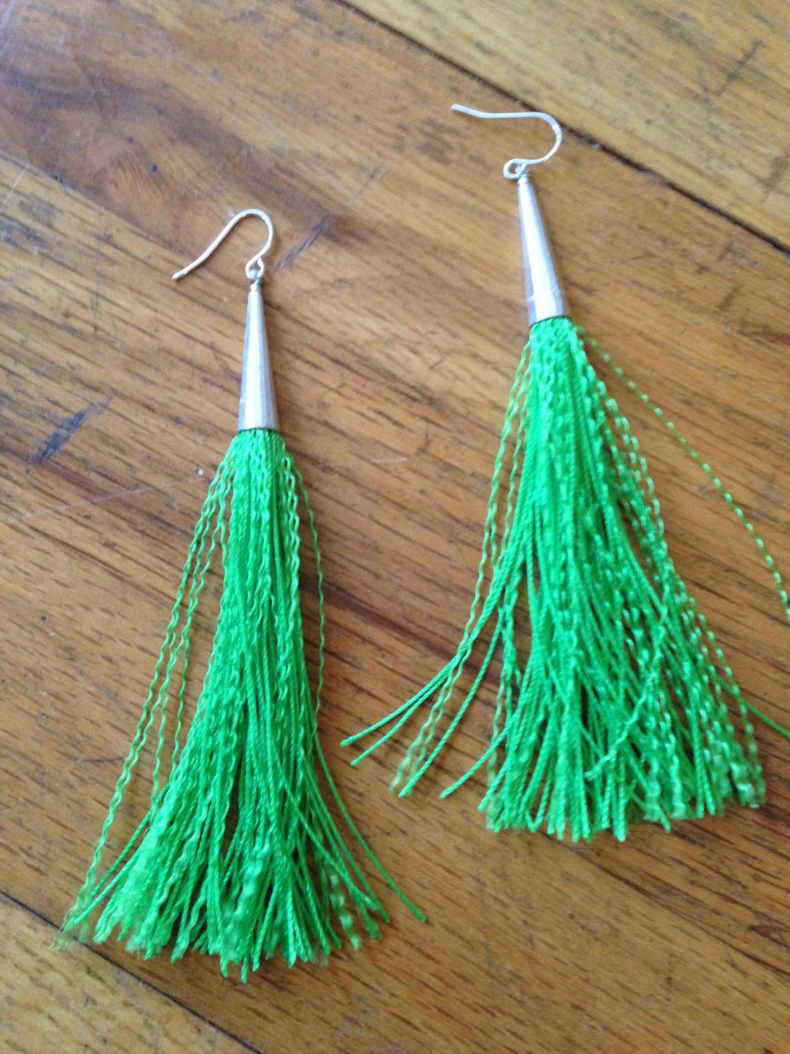 Hellen Smaragd Grün Quaste Ohrringe Hellen Smaragd Grün Quaste Ohrringe von susangracedesigns