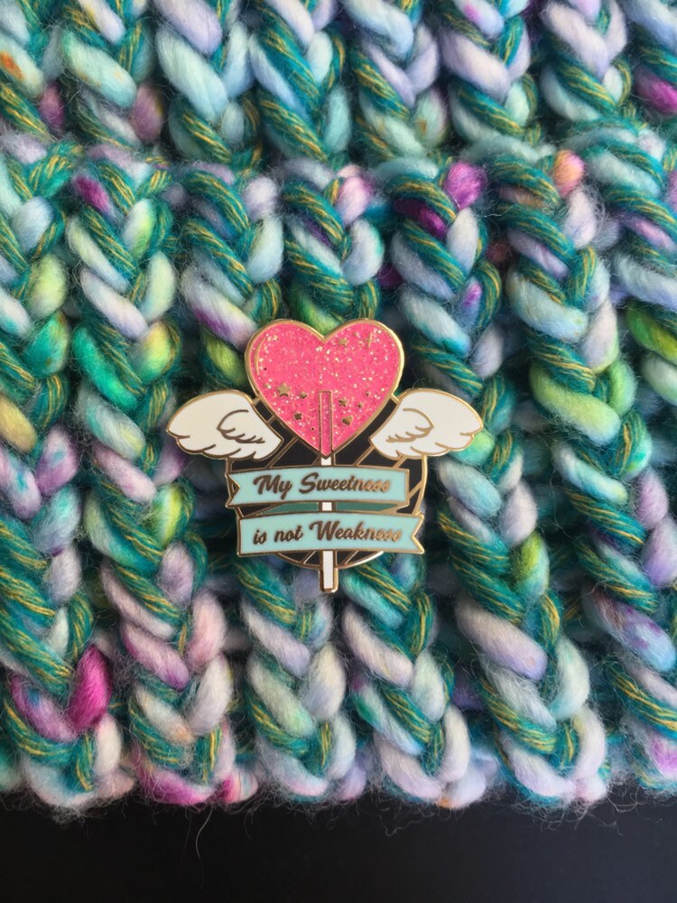 My Sweetness Is Not Weakness - Glitzer Emaille Pin My Sweetness Is Not Weakness - Glitzer Emaille Pin von susanoleinik