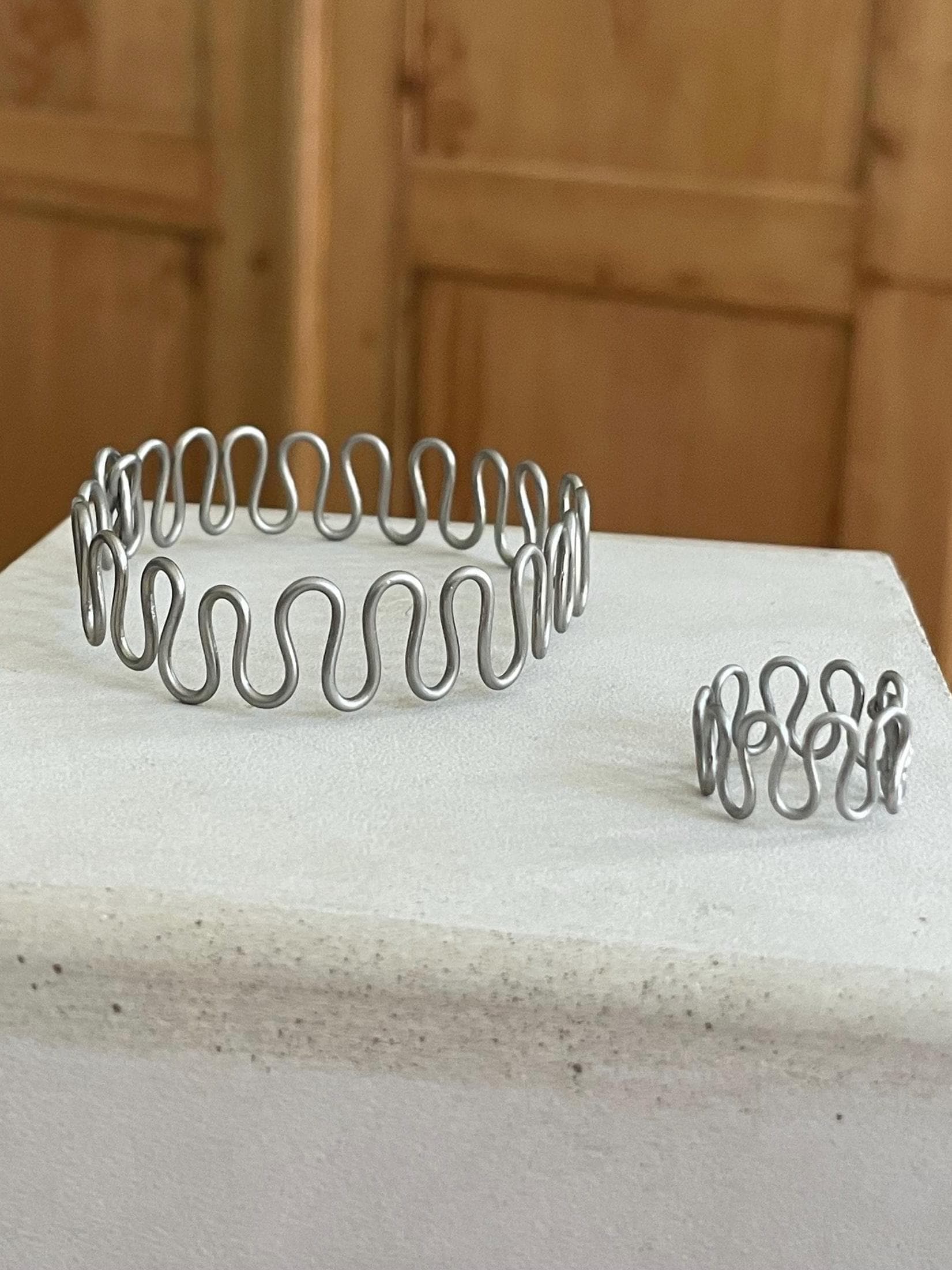 Armreif Und Ring ~ Edelstahldraht - Handmade Wellen Style Armreif Und Ring ~ Edelstahldraht - Handmade Wellen Style von sustainableGarts