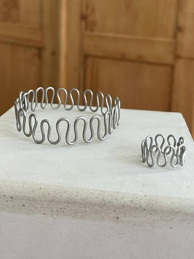 Armreif Und Ring ~ Edelstahldraht - Handmade Wellen Style Armreif Und Ring ~ Edelstahldraht - Handmade Wellen Style von sustainableGarts