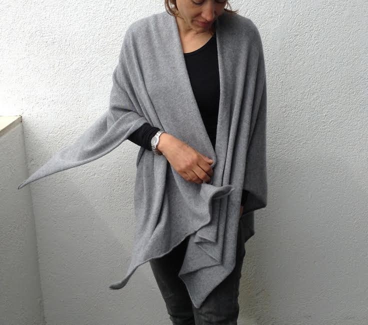 Mittelgrauer 65/35% Kaschmir-Baumwollleichter Gestrickter Ruana-Wrap von suttonsknitwear