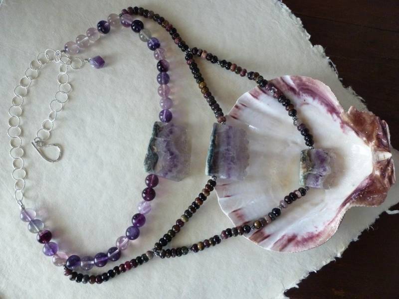 Amethyst Druzy Scheiben - Turmalin Runde Flourit Perlen Geschnitzte Silberperlen Dreireihige Halskette Mit Silberkette Wellen von swagbagsplus