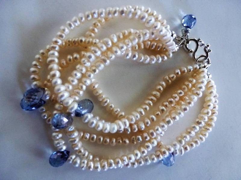 Etwas Blaues Hochzeitsarmband Und Ohrringe - Cremefarbene Perlen Mystisch Beschichtete Facettierte Blauquarz Auf Silber Sind Erhaben An Einer von swagbagsplus