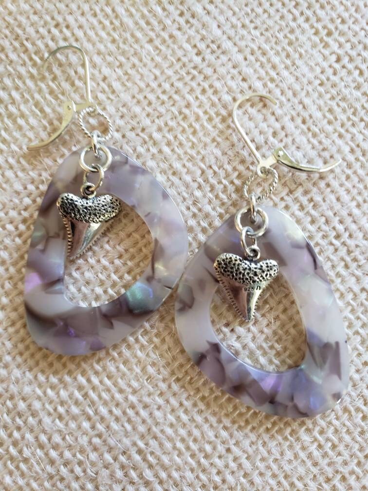 Feelin' Sharky Ohrringe Sind Freeform Faux Schildpattschalen Creolen Mit Sehr Detaillierten Haifischzähnen Aus Sterlingsilber. Nehmen Sie Einen Biss von swagbagsplus