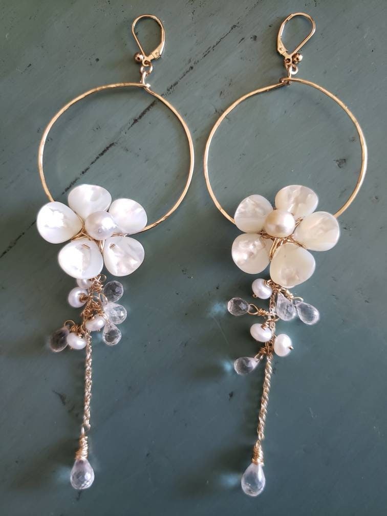 Frühlings Hochzeit Hoop Ohrringe Sind So Lang Und Wunderschön Cremig Funkelnd Mit Goldenen Creolen Kette, Dass Keine Weitere Verzierung Nötig Ist von swagbagsplus