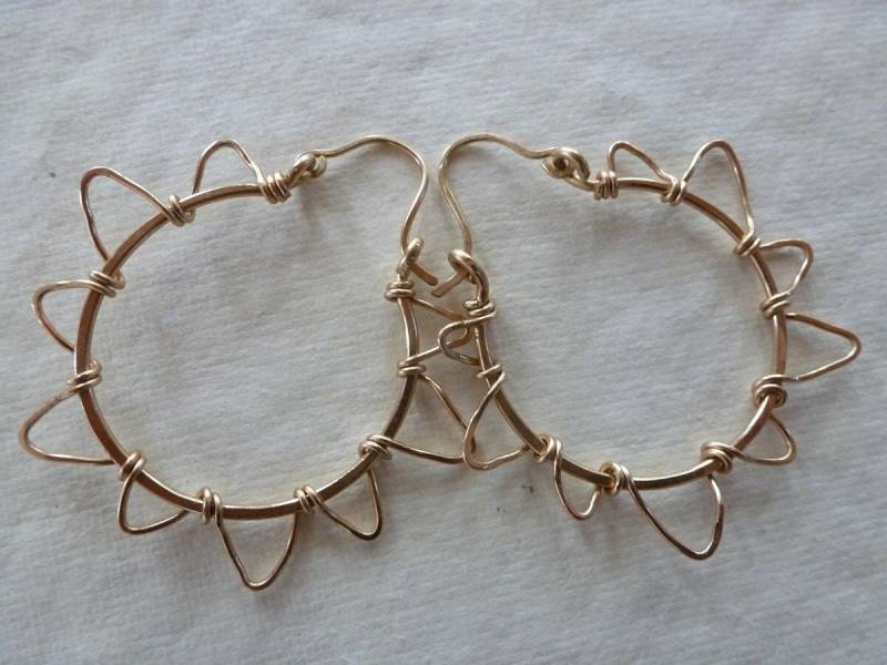 Gehämmerte Goldfarbene Freeform Strahlen Wickeln Sich Auf Creolen Von Sunshine On My Shoulders Ohrringe. Einfach... Und Ein Bisschen Avantgarde von swagbagsplus