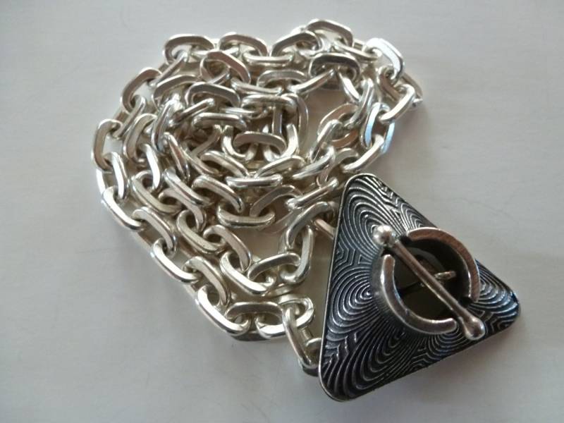 Grobstrick Silberne Glieder Stützen Ein Oxidiertes Silberdreieck, Handgegossen Und Gewichtig. Ein Unisex-Halsstück Mit Designheft von swagbagsplus