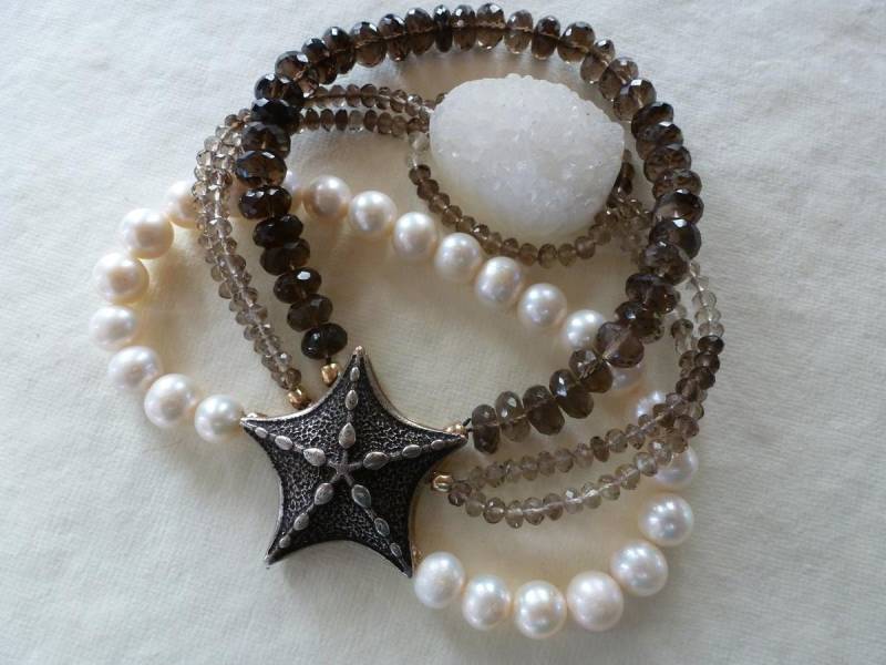 Großer Bronze Seestern Magnetverschluss Stränge Aus Weißen Perlen Facettiert Rauchquarz Und Einem Druzy Fokal Macht Beauty Armband von swagbagsplus