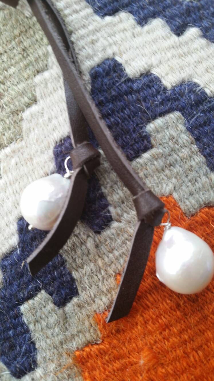 Pearls "N Leather Lariat - 40 Zoll Wickel, Krawatte Oder Loop Aus Tiefbraunem Leder, Um Die Üppigen, Plumpen Barockperlen Zu Baumeln, Wie Sie Möchten von swagbagsplus