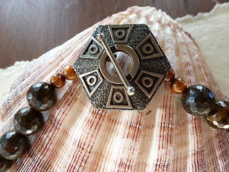 Phantomquarz Druzy Spikes, Die Von Polierten Bambusrunden Abgesetzt Werden, Hängen Verführerisch An Facettierten Bronzit Perlen Und Einem von swagbagsplus