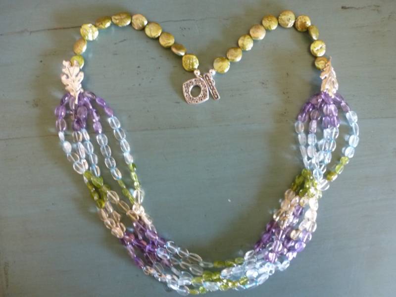 Soft Dreams Halskette Ist 5 Stränge Von Pastellfarbenen Ovalen Edelsteinen in Gebürsteten Silbernen Eichenblättern Und Münzperlen Gerafft Durch von swagbagsplus