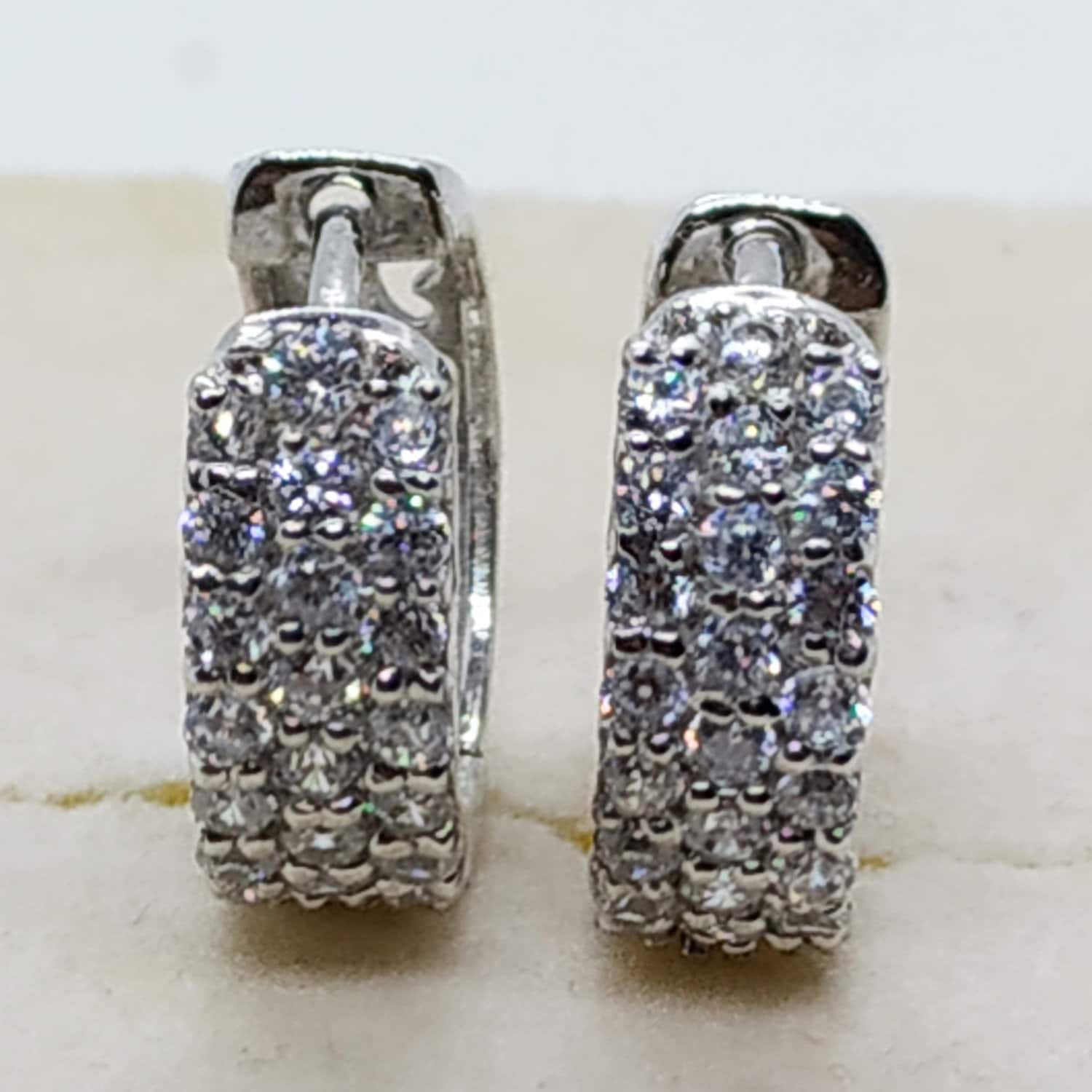 Vintage 14K Weißgold Überzogene Simulierte Diamant Huggies Mini Durchbohrte Hoop Deign Ohrringe Versprechen Weihnachtsgeschenk von swaraecom