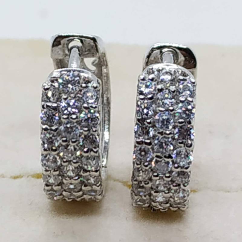 Vintage 14K Weißgold Überzogene Simulierte Diamant Huggies Mini Durchbohrte Hoop Deign Ohrringe Versprechen Weihnachtsgeschenk von swaraecom