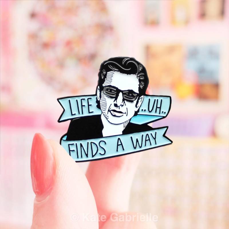 Das Leben Findet Einen Weg Jurassic Park Emaille Anstecknadel - Wähle Blau Oder Pink von sweetandlovely