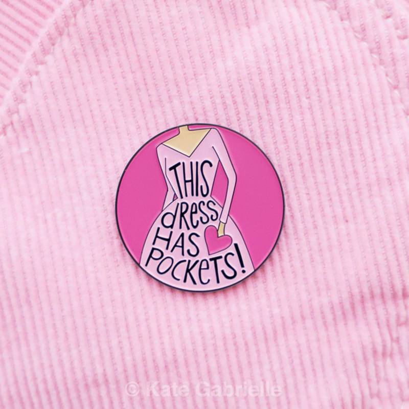 Dieses Kleid Hat Taschen Emaille Reversstift von sweetandlovely