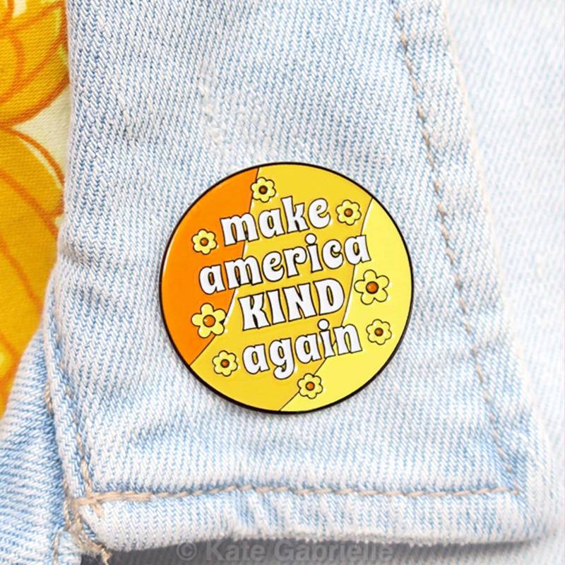 Make America Kind Wieder Anstecknadel Aus Emaille von sweetandlovely