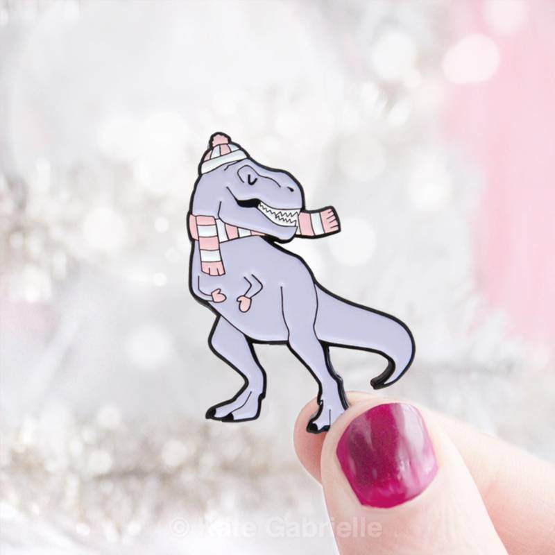 T-Rex Dinosaurier in Handschuhen Emaille Anstecknadel von sweetandlovely